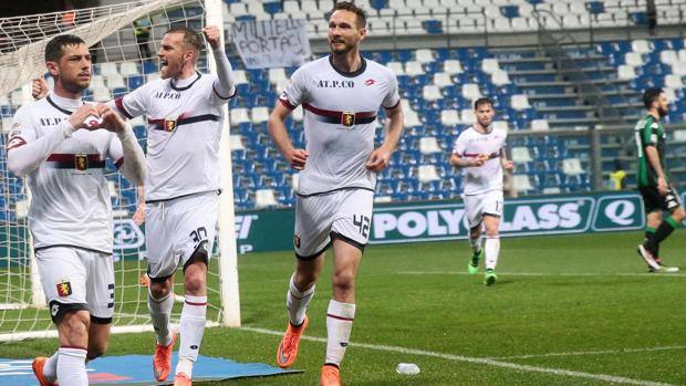 L'esultanza dei giocatori del Genoa dopo il gol di Dzemaili. Ansa L'esultanza dei giocatori del Genoa dopo il gol di Dzemaili. Ansa