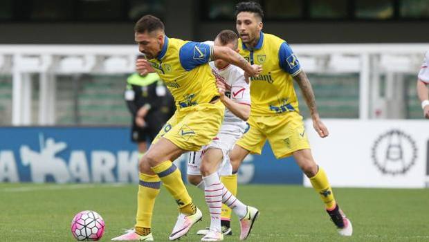 Il difensore del Chievo Fabrizio Cacciatore a contrasto con Antonio Di Gaudio, 26 anni. Ansa Il difensore del Chievo Fabrizio Cacciatore a contrasto con Antonio Di Gaudio, 26 anni. Ansa