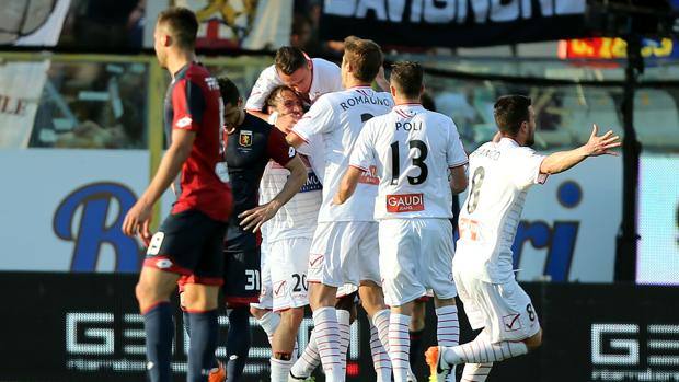 L'esultanza dei giocatori del Carpi al 3-1 di Lollo. Getty Images L'esultanza dei giocatori del Carpi al 3-1 di Lollo. Getty Images