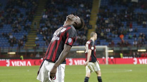 La delusione di Mario Balotelli dopo il pari con il Carpi. Ap La delusione di Mario Balotelli dopo il pari con il Carpi. Ap
