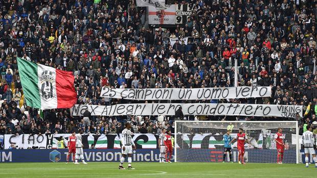 Lo striscione per Allegri esposto dai tifosi della Juve. Getty Lo striscione per Allegri esposto dai tifosi della Juve. Getty