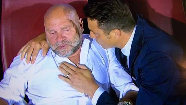 Serse Cosmi in lacrime consolato da Massimo Oddo