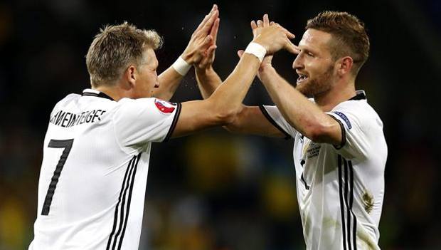 Schweinsteiger e Mustafi. Epa Schweinsteiger e Mustafi. Epa