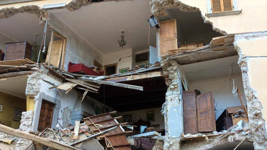 Il centro di Amatrice distrutto dal terremoto che nella notte ha colpito l'Italia centrale ANSA