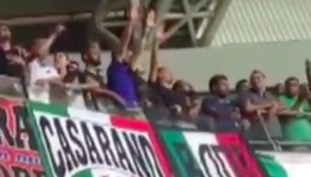 I saluti romani al Sammy Offer di Haifa nella foto pubblicata da Moked