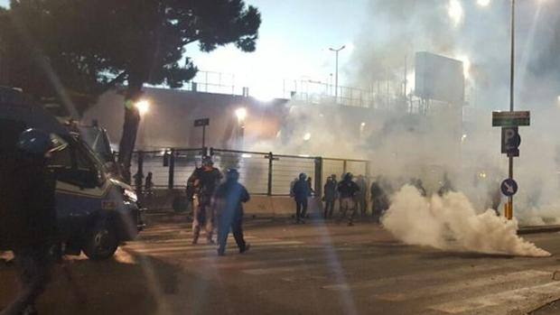 Alcuni momenti degli incidenti allo stadio di Bergamo