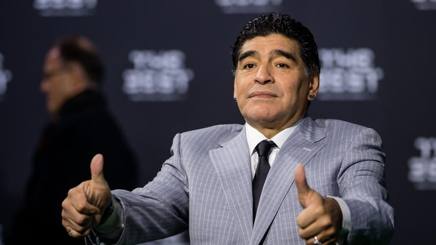 Napoli pazza per Diego. Oggi arriva Maradona - La Gazzetta dello Sport