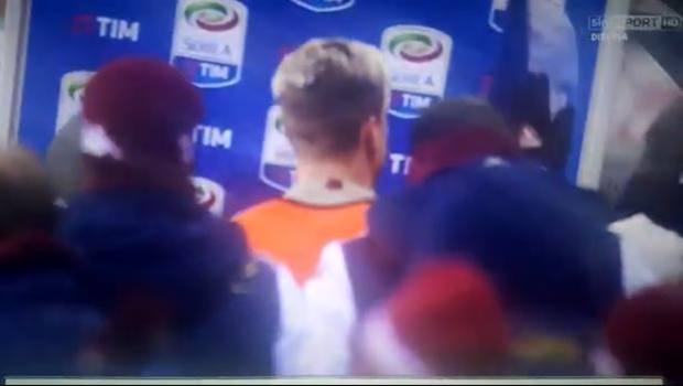 Il momento in cui Mihajlovic rompe il pannello della Lega con una manata