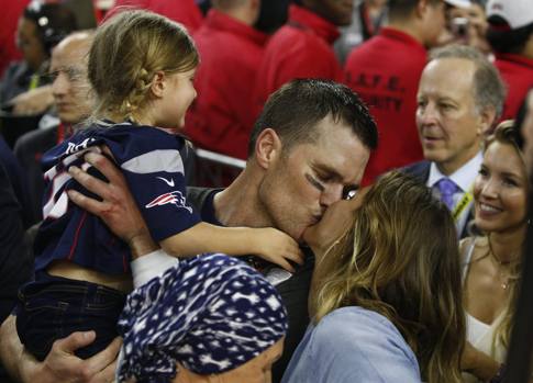 Record anche per Tom Brady che completa 43 passaggi. Nominato Mvp della partita è il primo giocatore di sempre ad aver ottenuto 4 Mvp al Super Bowl e il primo quarterback a vincere 5 titoli. Nella foto con la moglie, la modella brasiliana Gisele Bundchen e la figlia