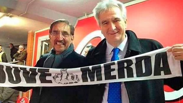 L'onorevole Marcello Taglialatela insieme all'onorevole La Russa mentre esibisce una sciarpa antiJuve