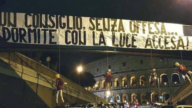 Lo striscione esposto dai tifosi al Colosseo