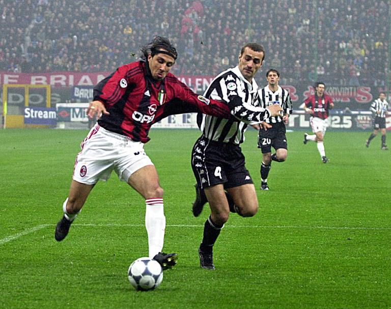 Lo spagnolo in azione contro la Juve. Ha lasciato il Milan nel 2002. Dfp