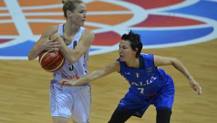 Giorgia Sottana prova a rubare palla a Kim Mestdagh. Afp Giorgia Sottana prova a rubare palla a Kim Mestdagh. Afp