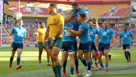 La festa dopo la meta di Campagnaro. Getty La festa dopo la meta di Campagnaro. Getty