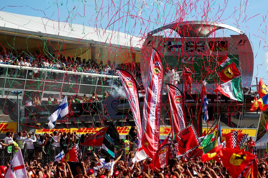 La festa dei tifosi alla fine del Gran Premio d'Italia di Formula 1 all'Autodromo di Monza. Foto: Getty.