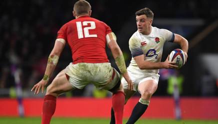 Il gallese Hadleigh Parkes prova a fermare George Ford. Getty Images Il gallese Hadleigh Parkes prova a fermare George Ford. Getty Images