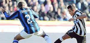 Sanchez lotta per il controllo della palla con il difensore dell'Inter Cordoba. Ansa