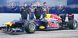 Christian Horner, Sebastian Vettel, Adrian Newey e Mark Webber accanto alla RB7. Reuters
