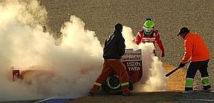 La F150 di Felipe Massa in fiamme. Colombo