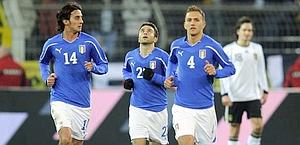 Rossi festeggia con aquilani e Criscito dopo il gol dell'1-1. Ap