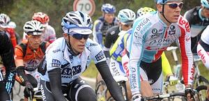 Alberto Contador in gruppo all'Algarve. Bettini