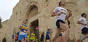 Maratoneti in azione: 3 su 10 soffrono di crampi. Reuters