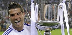 Cristiano Ronaldo con la Coppa del Re. Guadagna 12 milioni all'anno. Ap