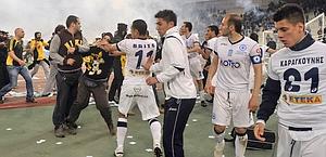 Negli scontri sono stati coinvolti anche i giocatori dell'Atromitos. Afp