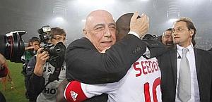 L'abbraccio di Galliani a Seedorf al fischio finale. Ansa