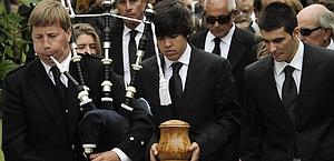 Javier Ballesteros trasporta l'urna con le ceneri del padre. Ap