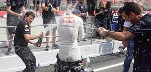 Vettel innaffiato dai suoi meccanici. Ap