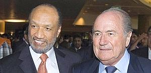 Mohamed Bin Hammam e Sepp Blatter, rivali per la presidenza Fifa. Ansa