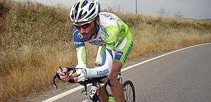 Ivan Basso prova la posizione per la cronometro. Bettini