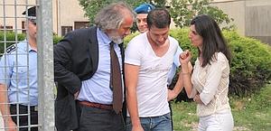 Marco Paoloni all'uscita dal carcere con i legali. Ansa