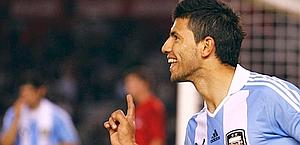 Sergio Aguero in azione con la maglia dell'Argentina. Reuters