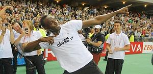 Usain Bolt festeggia a modo suo la vittoria di Parigi. Ap