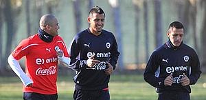 Arturo Vidal, al centro, sul campo di allenamento del Cile con Alexis Sanchez (a destra) e Humberto Suazo. Epa