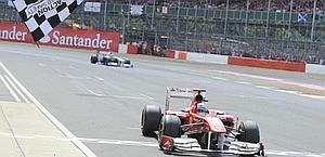 Alonso taglia vittorioso il traguardo. Ap