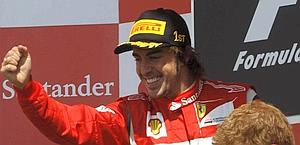 Alonso felice sul podio di Silverstone. Ap