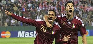 Il venezuelano Perozo (a sinistra) festeggia il gol del 3-3. Epa