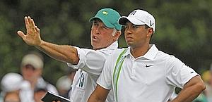 Tiger Woods (a destra) e Steve Williams. Reuters