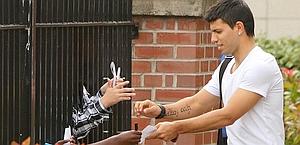 Sergio Aguero, 23 anni, firma i primi autografi da giocatore del Manchester City. Ap