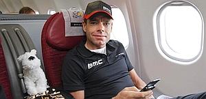 Il vincitore del Tour Cadel Evans, 34 anni, in aereo. Reuters