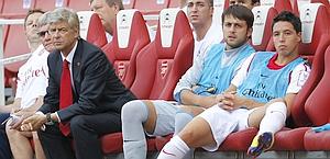 Nasri (a destra) in panchina con Wenger. Afp