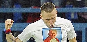 Malecki mostra una maglietta dedicata a Papa Wojtyła. Afp