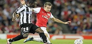  Un contrasto fra Ramsey e Asamoah a Londra, nell'andata della scorsa settimana fra Arsenal e Udinese. Ap