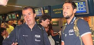 Il c.t. Simone Pianigiani, 42 anni, con Belinelli. Ansa