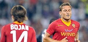 Totti in campo nel derby di Roma domenica 16 ottobre. Lapresse