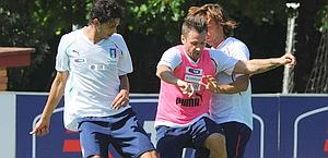 Andrea Ranocchia e Andrea Pirlo contro Antonio Cassano in allenamento. Ansa