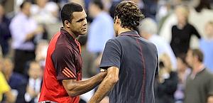 Jo-Wilfred Tsonga (a sinistra) e Roger Federer a fine match. Afp